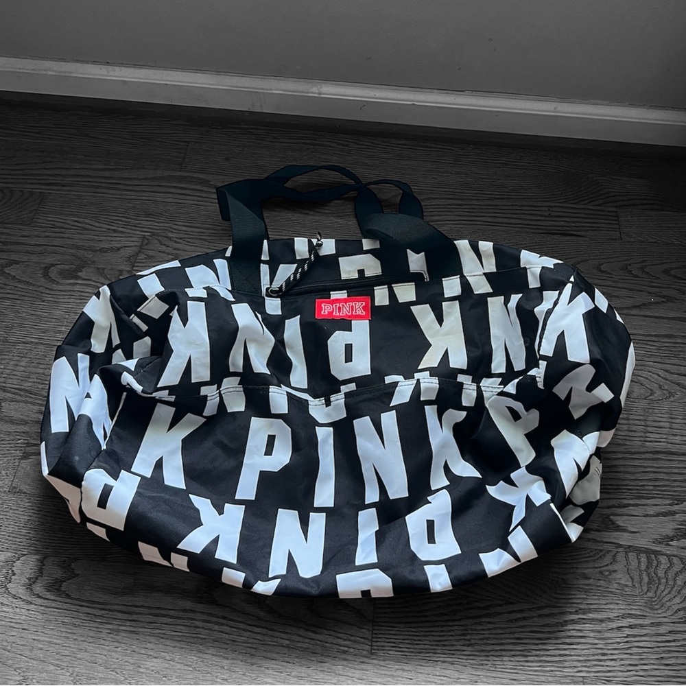 ▪️VICTORIA’S SECRET PINK: Women’s large black & white logo zipper duffel bag▪️